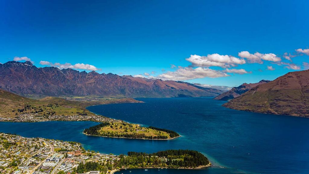 Stunning lake and mountain view in Queenstown, New Zealand
